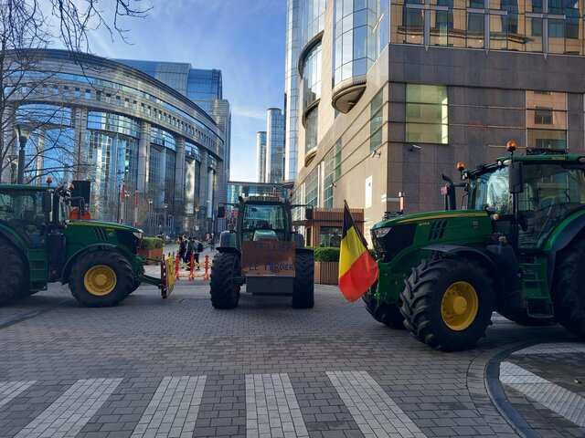 فایننشال تایمز: اوربان با اعتراضات کشاورزان در بروکسل ارتباط دارد